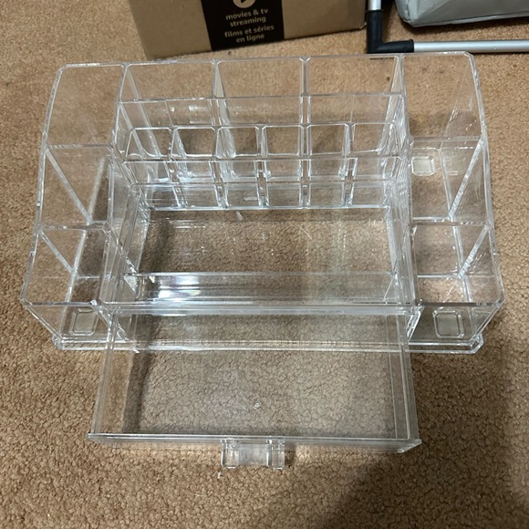 Clear storage containers used for make up - Picture 5 of 8